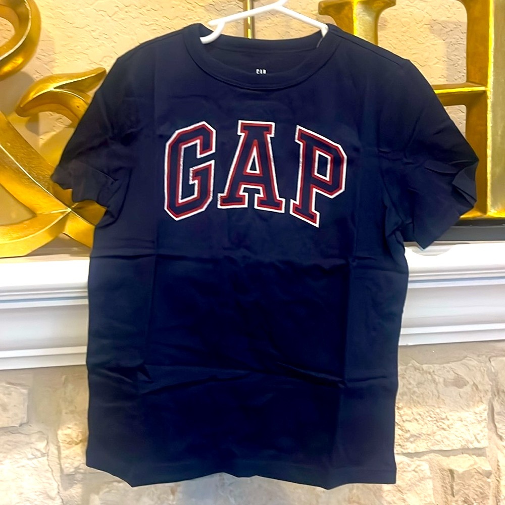 GAP KIDS navy tshirt with maroon and white GAP LOGO S 6/7 NWT in plastic
